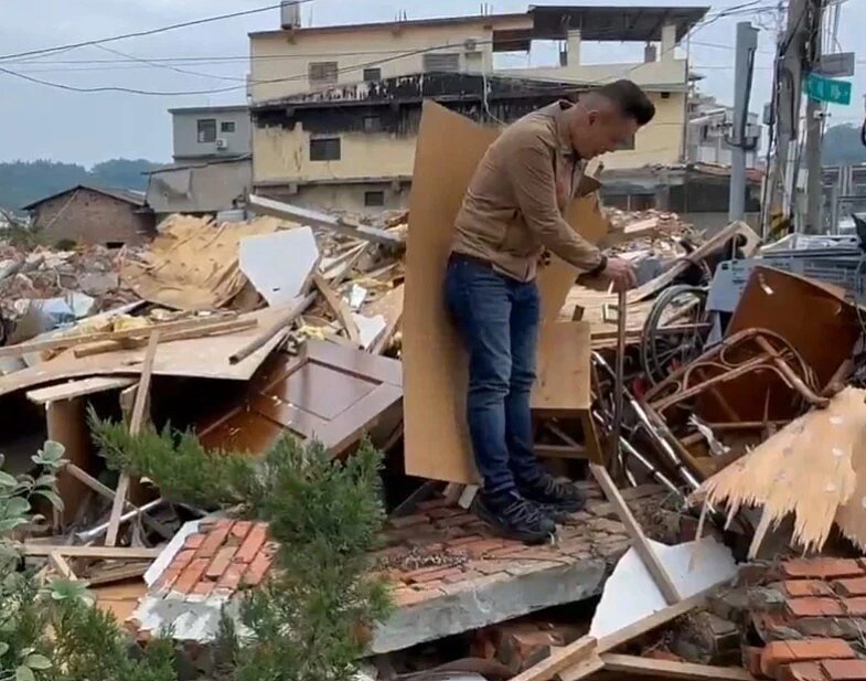 台中市議員江和樹說,目前該案仍在訴訟中,房子上都還貼有告示,建商何不等官司告一段落,而非得強拆房屋?圖/江和樹提供