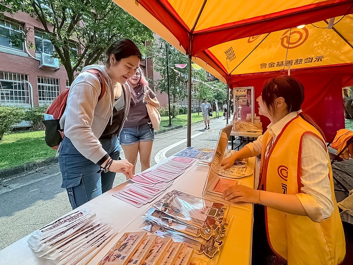 永慶房屋響應國際文化節，設置攤位提供爆米花、趣味遊戲，與學生互動交流。
