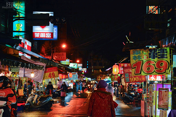 樹林火車站前的站前夜市即使下雨天依然熱鬧,人潮眾多。(好房News記者 陳韋帆/攝影)