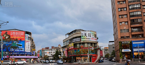 天母區房市與街景,天母區在一般人印象為高級住宅區,但位於大葉高島屋旁的精華區仍有許多老舊平房。(好房News記者 陳韋帆/攝影)