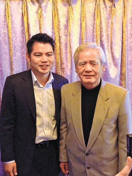 長虹董事長李文造(右),偕次子李耀民現身媒體尾牙宴。圖/蔡惠芳