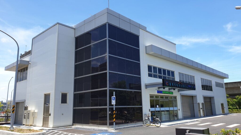 台南沙崙綠能科學城智駕車測中心樓梯間的透光型光電玻璃帷幕。圖／陳重仁