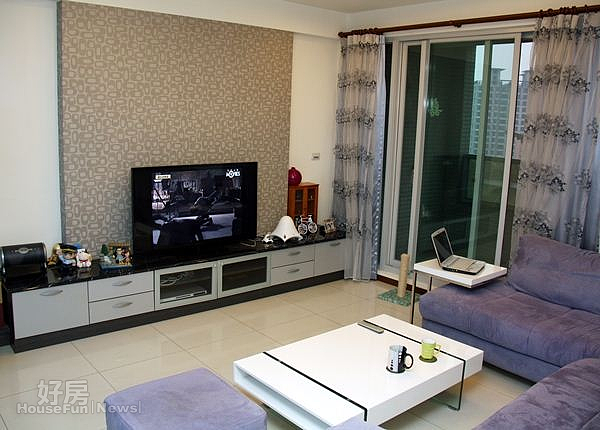 4.客廳空間包括沙發、窗簾或電視牆…等全採象徵典雅浪漫的紫灰色系呈現。
