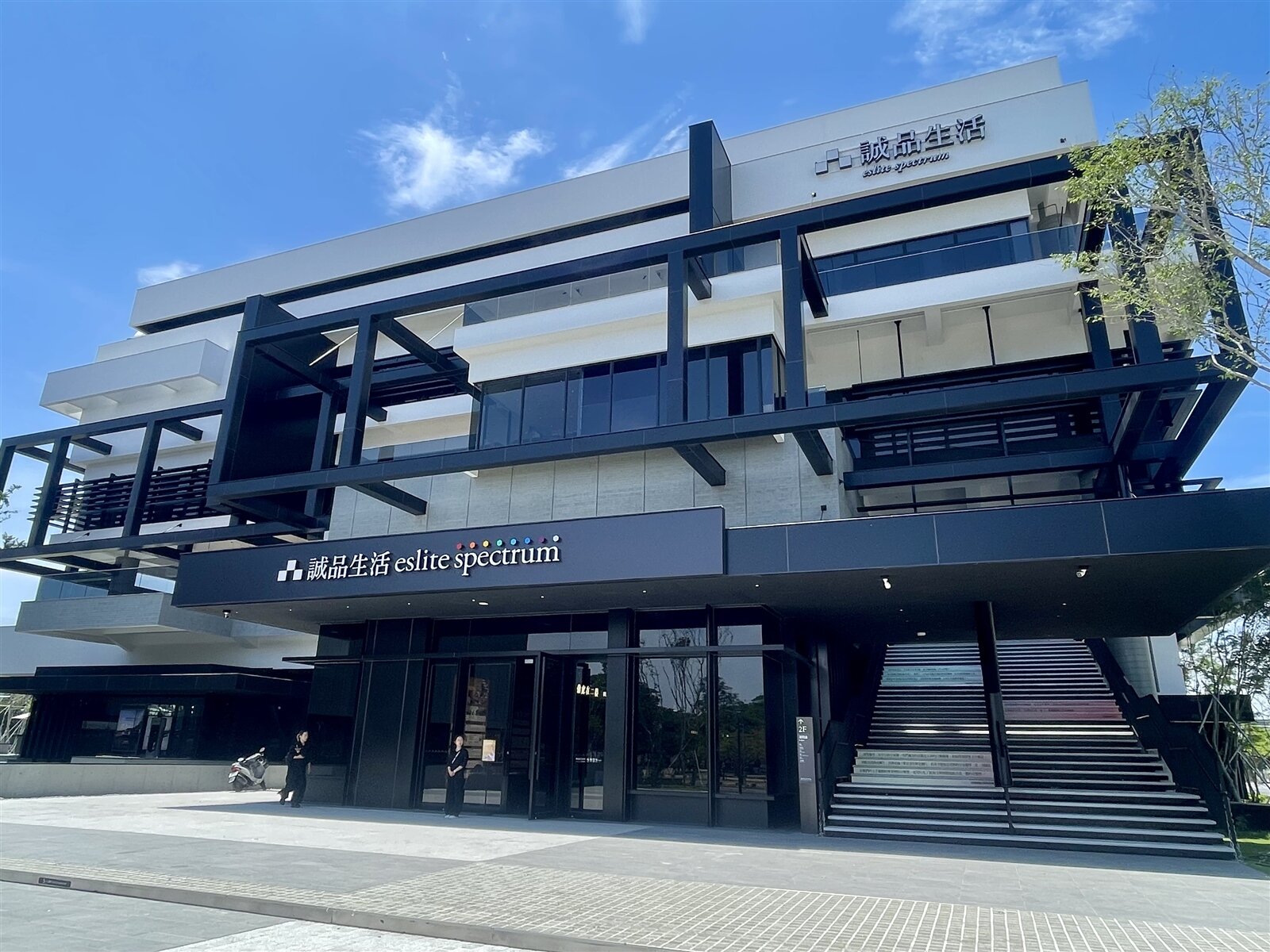 台南市政府在2021年開發南區鹽埕段「商八」土地,地方期待已久的「誠品生活台南」明天起試營運,也是繼2013年後,台南再度擁有誠品生活獨棟大店。記者萬于甄/攝影