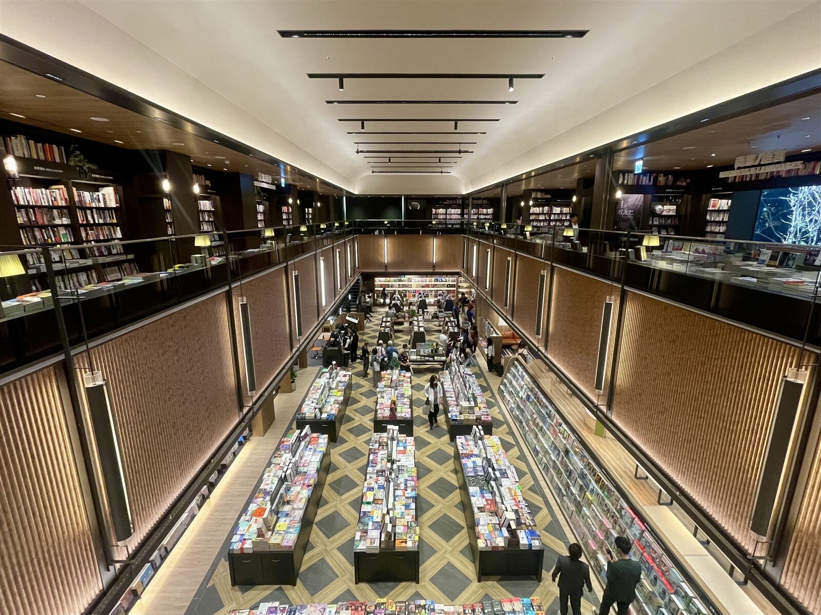 「誠品生活」書店整體空間以經典木質調結合古銅金色設計,貫穿雙層的高挑10米天井空間,展現典雅寧靜氣質。記者萬于甄/攝影