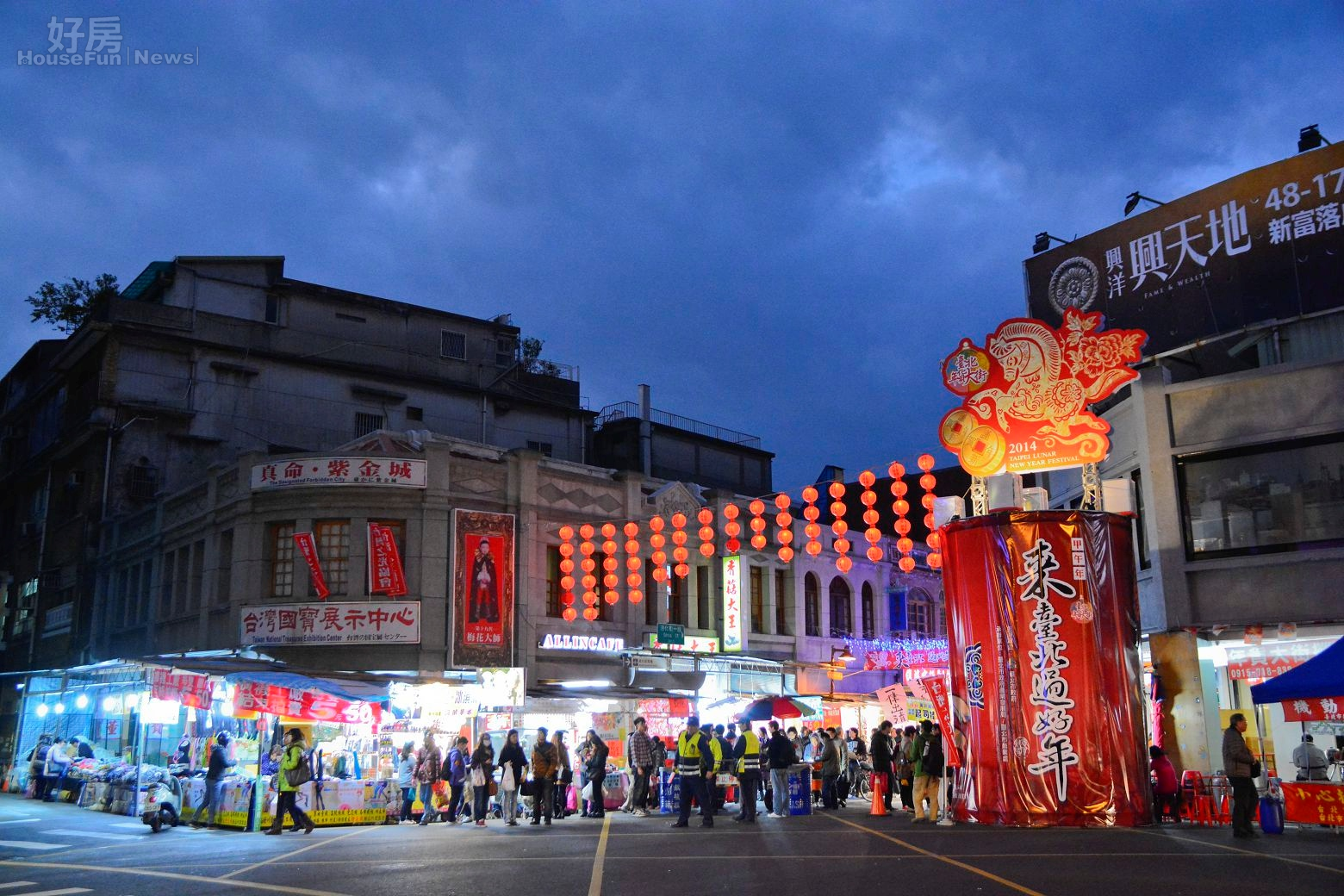 每當過年快到,迪化街總是人潮眾多,警察也必須出動維持交通秩序。(好房News記者 陳韋帆/攝影)