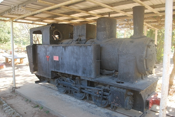 后里區月眉糖廠推動多元化經營後,把一輛早期蒸汽小火車安置於公園內,常興起老輩人士前往追憶。(記者陳榮昌攝)