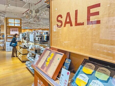 
國發會27日發布4月份景氣概況，景氣燈號亮出第四顆黃紅燈，景氣信號分數則連2個月減少。圖∕本報資料照片
