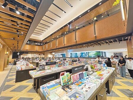 台南今年一口氣迎來即3間百貨,其中「誠品生活台南」28日起展開為期17天試營運,6月14日開幕。(曹婷婷攝)