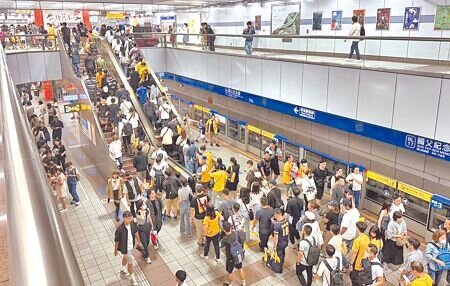 台北捷運公司調整「常客優惠行銷方案」,有議員踢爆,北捷截至今年4月,稅後盈餘已達4.73億元。(本報資料照片)