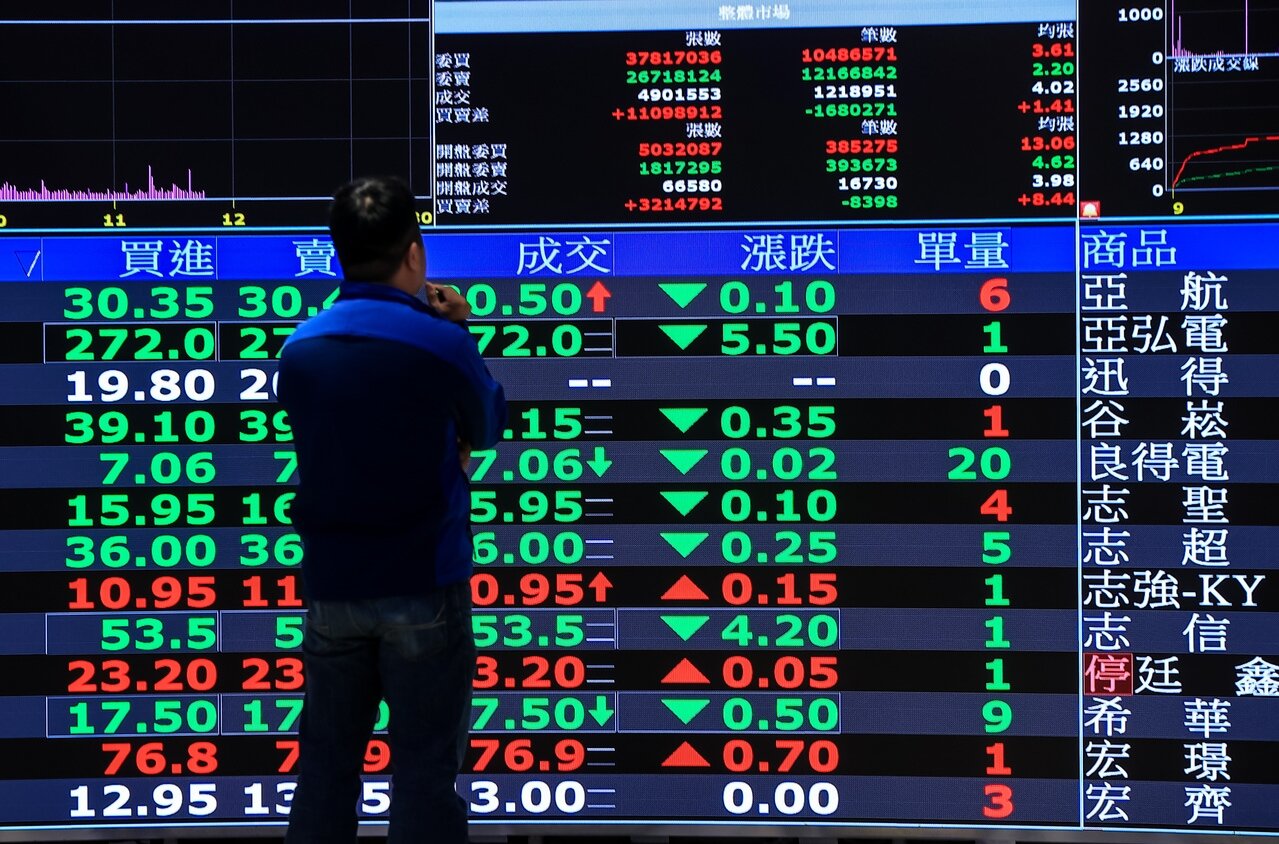 儲蓄焦慮新常態？一名女網友存到100萬後反而不敢花錢，連百元咖啡都猶豫，掀起網友對「第一桶金」標準與花錢心態的熱議。圖／聯合報系資料照片 