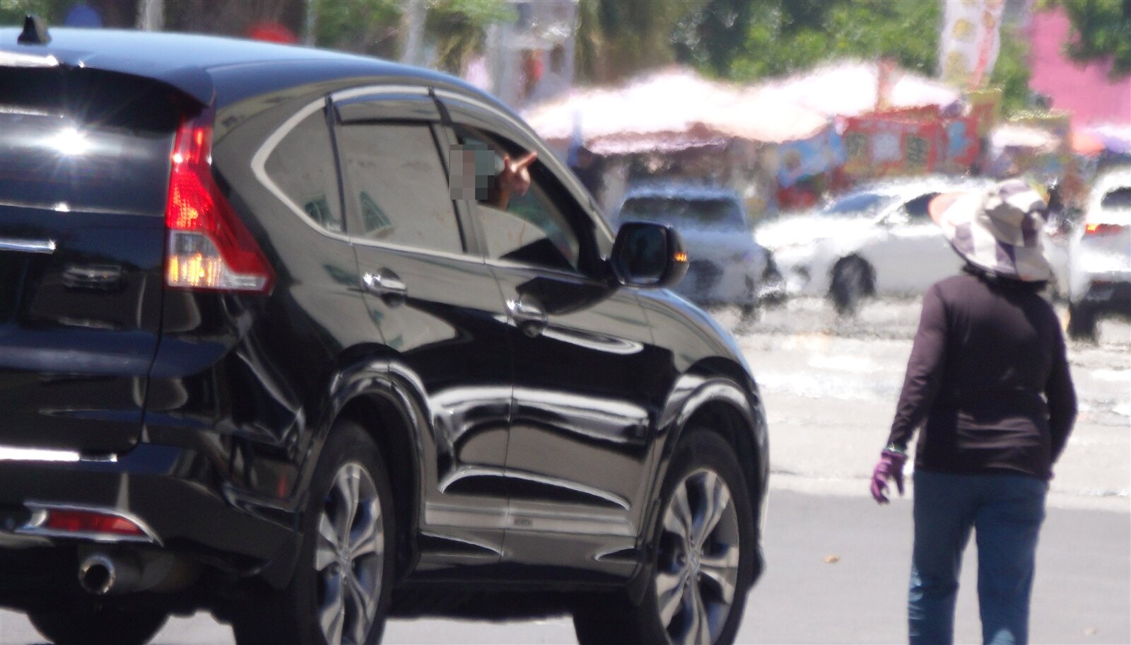 高雄旗津區假日常有居民在路旁攔車，詢問外地遊客是否要付錢把車輛停放到住家騎樓，引發爭議。記者劉學聖／攝影 