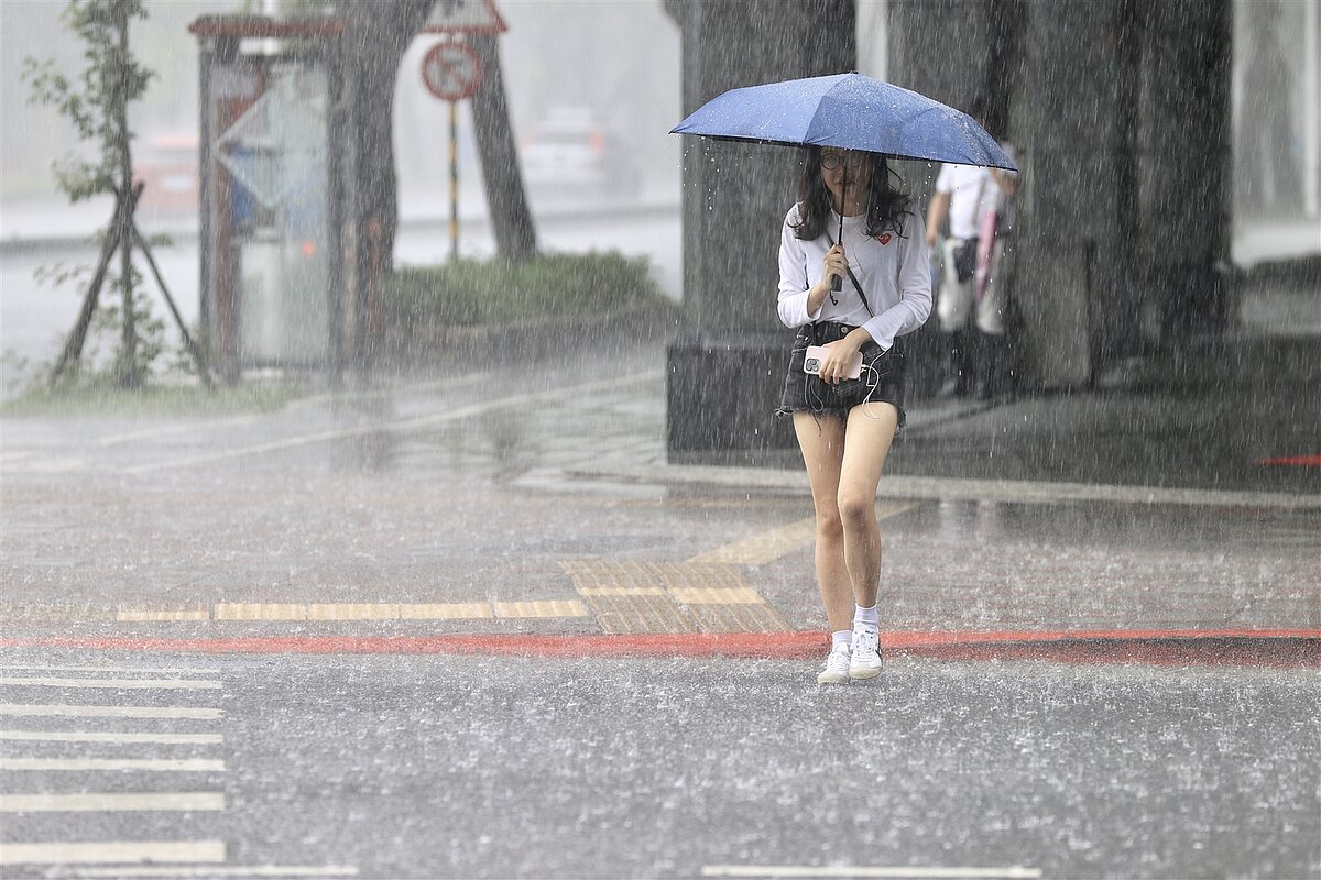 梅雨鋒面要來了,今天變天下雨,愈晚雨愈大,周四全台雷陣雨,西半部恐有豪雨。本報資料照片