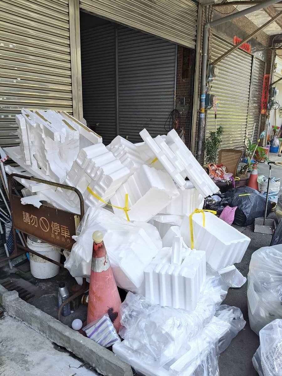 台中市大雅區上雅里里長陳映辰獲民眾通報，住家門前昨晚被廠商丟很多冷氣包裝緩衝材，即保麗龍倒完即離開，民眾不知所措。圖／上雅里里長陳映辰提供