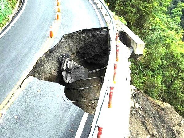 太平山國家森林遊樂區「宜專一線」4月30日發生路基流失,出現10層樓深的「大天坑」,經搶修後,6月2日起恢復大客車通行,但園區調整成8時開園。圖/林業署宜蘭分署提供