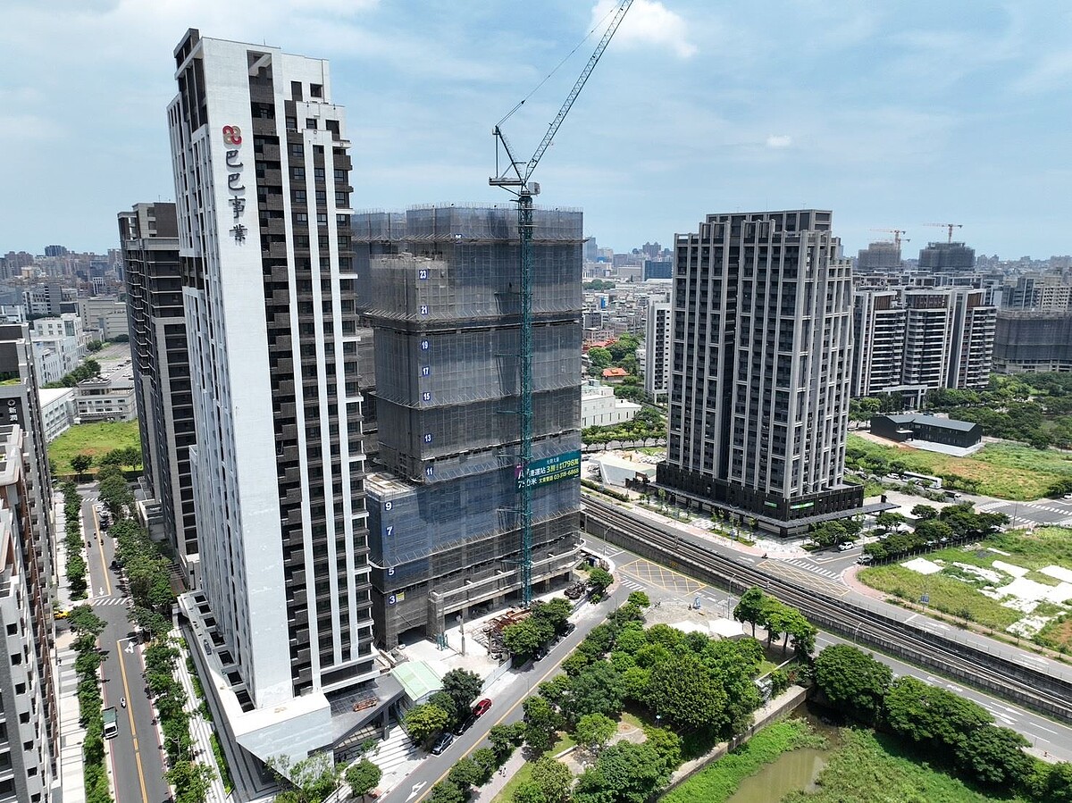 桃園市因推動產業升級、軌道建設,帶來大量就業、通勤人口移入,挹注預售交易量能,2025第一季前十大預售交易熱區桃園就有六個行政區上榜。房市示意圖/永慶房產集團提供