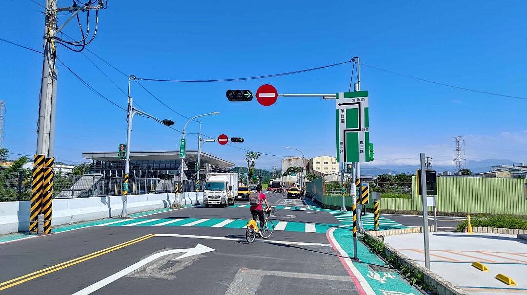 鶯歌鳳一路往西單行管制,路口禁制進入及行車導引標誌。圖/新北市交通局提供