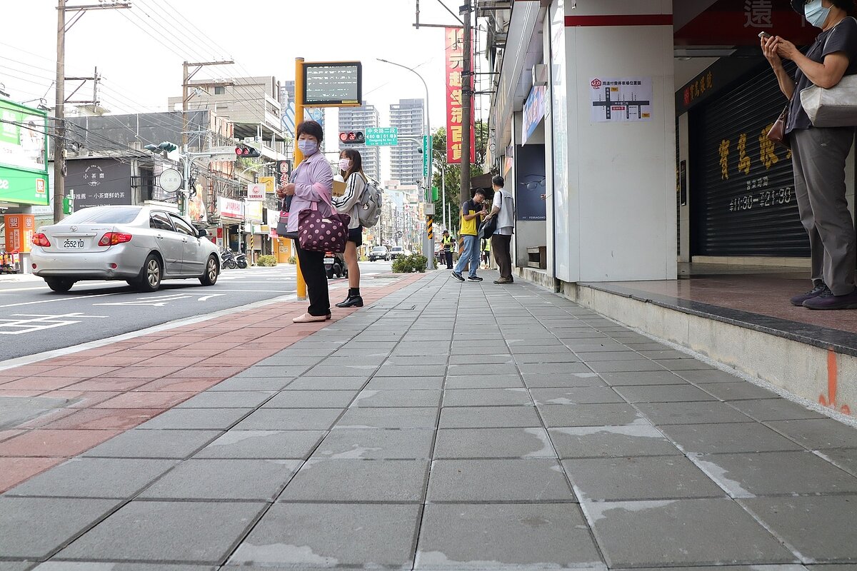 新北市土城中央路1、2段人行道改善工程投入8200萬餘元經費,完工後,人行道寬度提升到2至2.5公尺。圖/新北市政府工務局提供