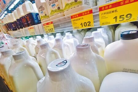 食藥署3日公告修正「鮮乳保久乳調味乳乳飲品及乳粉品名及標示規定」,決定未來只有取得農業部「鮮乳標章」認證的產品才能標示為「鮮乳」,其餘各類乳品都只能叫「牛乳」、「羊乳」等名稱。(杜宜諳攝)