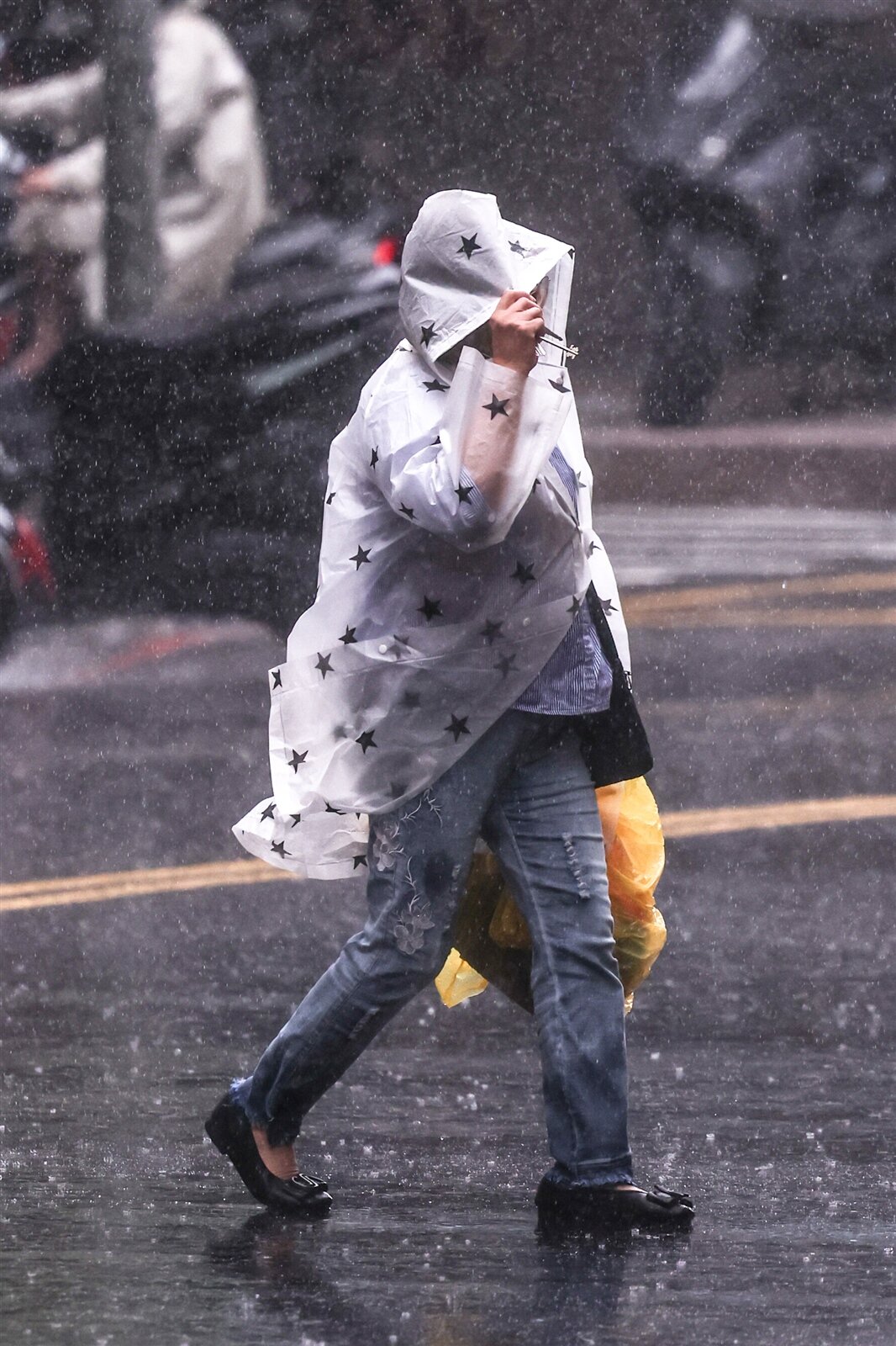 滯留鋒面影響，易有短延時強降雨，中央氣象署發布豪雨特報。記者葉信菉／攝影 