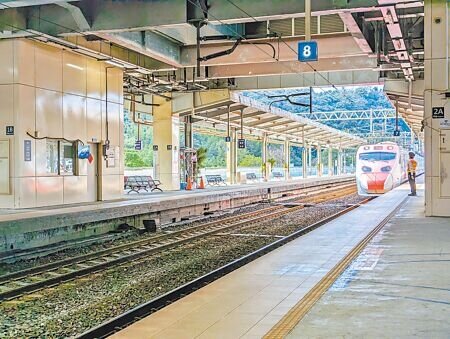 立委林沛祥推動台鐵七堵到基隆段鐵路地下化,基隆市長謝國樑3日表示,將原本七堵調車場土地釋放出來,將有助於基隆市未來都市發展格局及規模。(張志康攝)