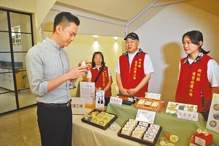 新竹縣竹北市長鄭朝方(左一)3日宣布市集品牌「竹北好市」進入全新階段,推出升級版「竹北好市2.0」。(邱立雅攝)