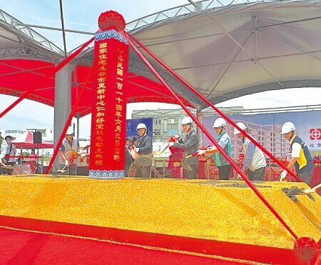 
國家住都中心3日在台東市更生路舉辦「仁和好室」社會住宅動土典禮，斥資逾10億元，預計2028年完工。（蔡旻妤攝）
