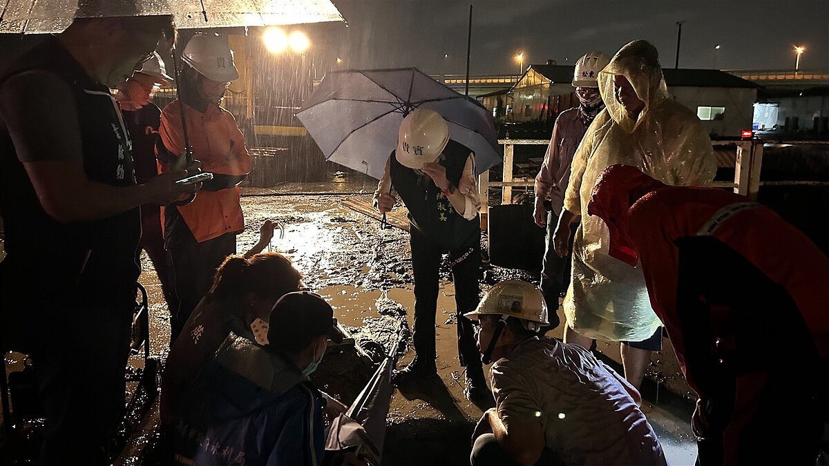 台南市灣裡晚間強降雨造成淹水，施工單位緊急應變以利排水。圖／南市地政局提供