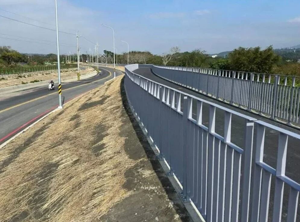 桃園大溪聯外道路不多,假日易壅塞,市府在大漢溪左岸新闢石門水庫淤泥清運道路,預計9月完工。圖/桃園市議員徐玉樹提供