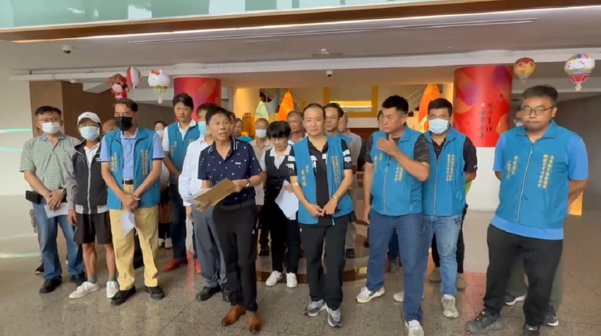 台東縣政府新的土地管制規定,住宅樓地板面積150平方公尺以上要設置1汽車、1機車停車位,縣府都市計畫審議委員會今天召開新的土地管制條例,縣建築業者憂心推高房價前往陳情。記者尤聰光/攝影