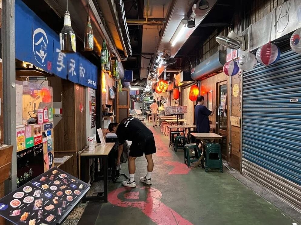 衛福部食藥署發布修正食品良好衛生規範準則，適用對象由食品製造業擴及所有業者，並納入外送行業，規範小吃攤、餐廳從業人員不得碰完錢又處理食物，外送食品須完整包覆。示意圖，聯合報資料照片。
