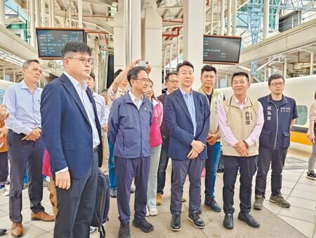 立委許智傑(右二)、李昆澤(左二)與交通部長陳世凱(中)等人,4日前往高鐵左營站會勘捷運連通道進度。(任義宇攝)