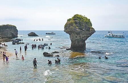 
近年來小琉球觀光日益興盛，連假期間每天登島人數動輒破萬，為此，屏東縣警局4月開始在小琉球廣設監視器，預計到明年底可完成116支環島監視器。（羅琦文攝）
