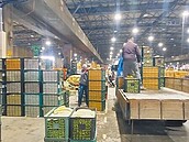 西螺果菜市場收停車費　攤商抗議