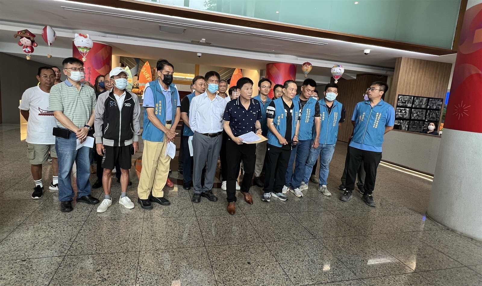 台東縣政府新的土地管制規定引發建築業者憂心，昨天前往縣府陳情。記者尤聰光／攝影 