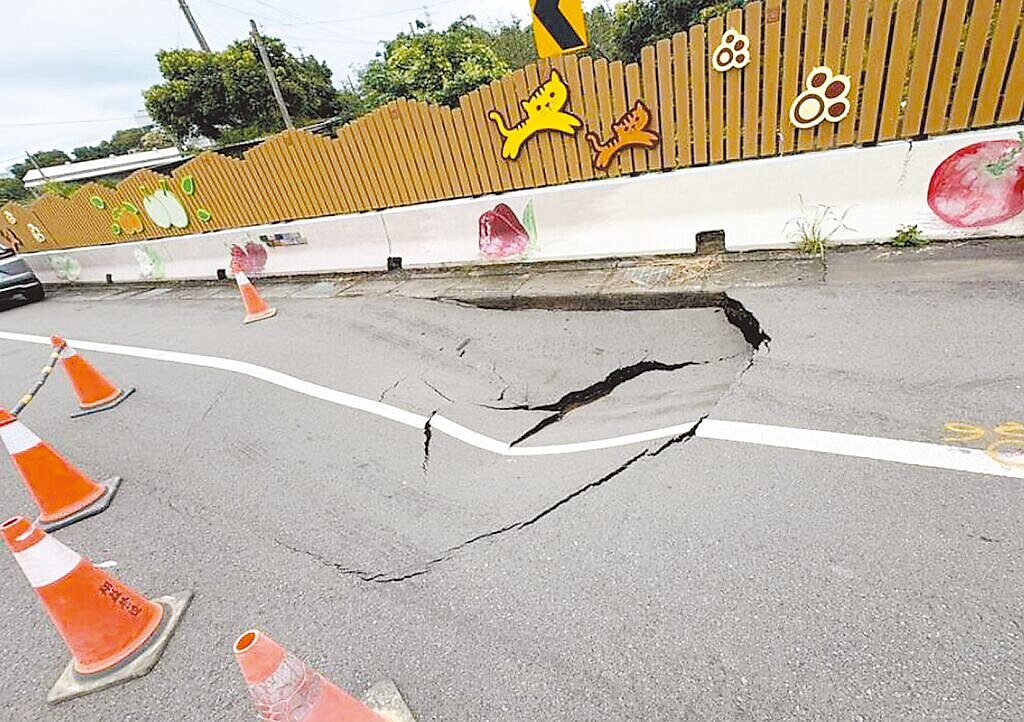 台中市后里區仁里里圳寮路近1個月內發生3次道路塌陷問題，當地居民4日呼籲，市府相關單位應積極處理，還給民眾1條安全回家道路。（摘自臉書后里幫／温予菱台中傳真）