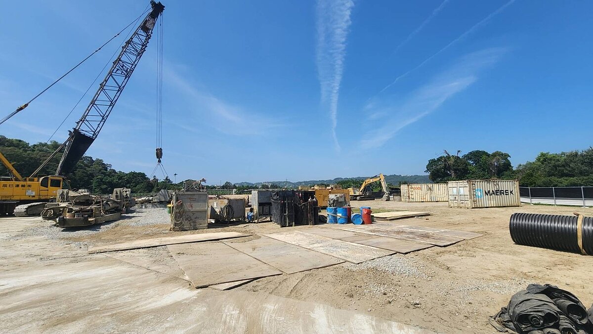 竹山鎮九十九崁特定農業區良田遭業者違規開發,成為堆置鐵管和機具的施工區。圖/南投縣政府提供