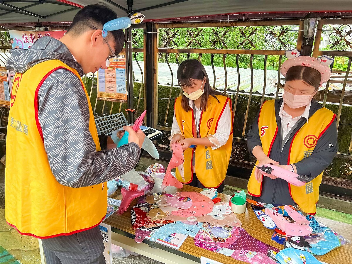 永慶房屋力挺「讓愛走動歡樂會」，提供造型氣球，發送給現場大小朋友。
