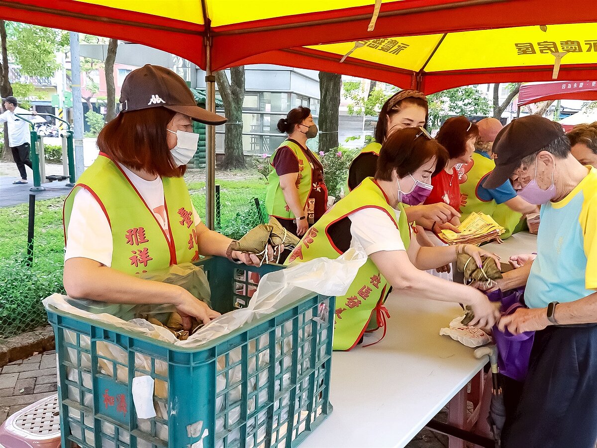 雅祥社區發展協會準備5,000顆手工粽子，贈送給在地里民。