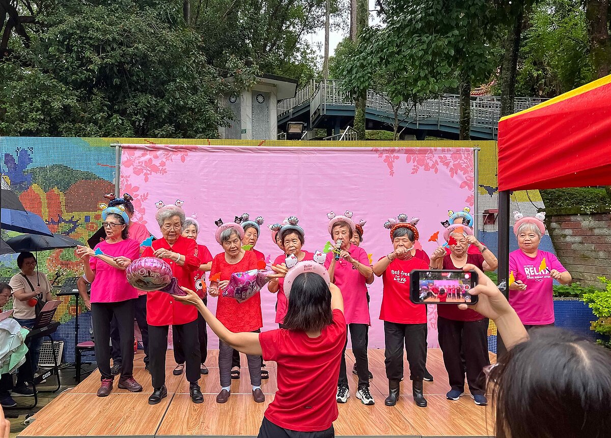 「讓愛走動歡樂會」邀請長輩、身心障礙朋友表演演出，台下民眾熱烈支持，共同關懷弱勢族群。
