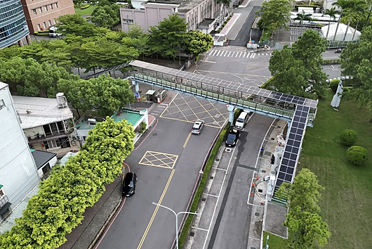 明志科大於校園內天橋上搭建太陽能發電系統,為全台首見,也是率先各大學實現綠色校園。圖/新北市經發局提供