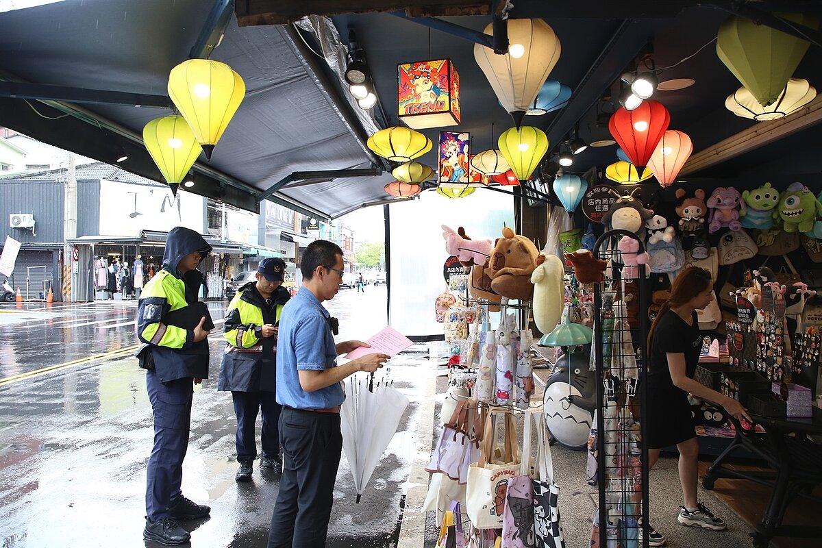 建設處向各攤商店家進行宣導。圖／建設處、觀光新聞處提供
