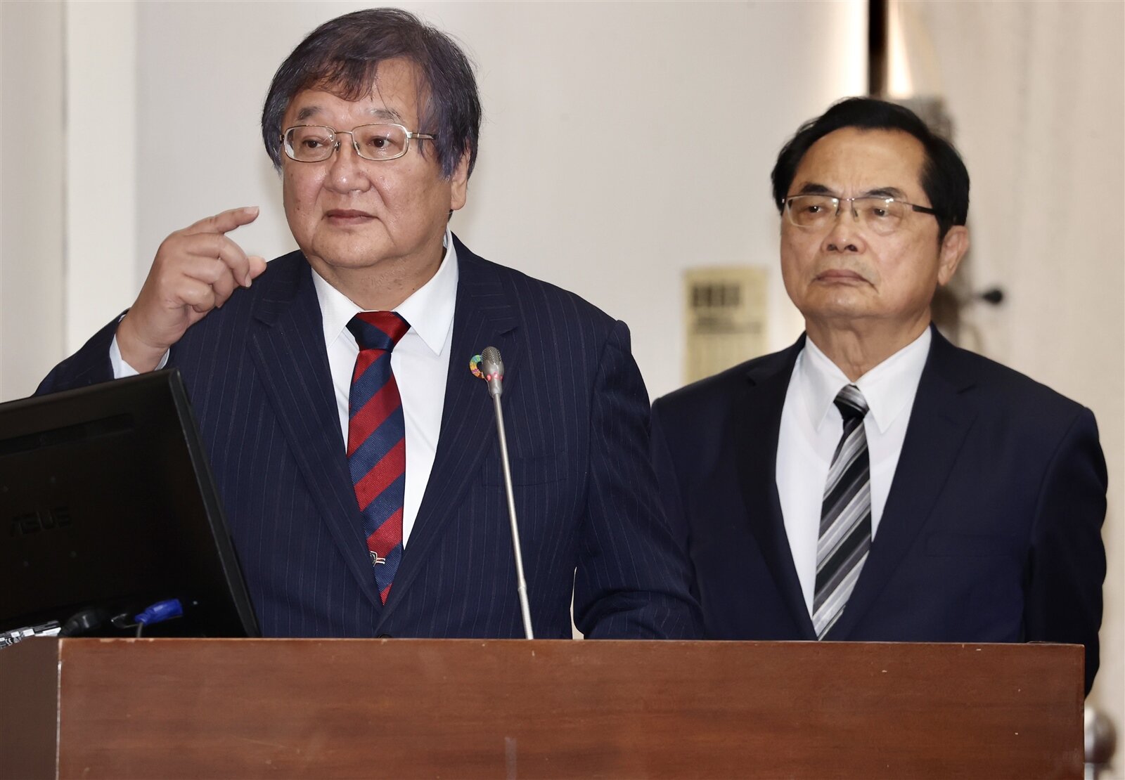 食安新制原訂昨起實施,但衛福部長邱泰源(左)今天備詢時表示,新制是希望讓食品安全更近一步,但會先設輔導期,期限為「直至攤商能接受為止」。記者胡經周/攝影