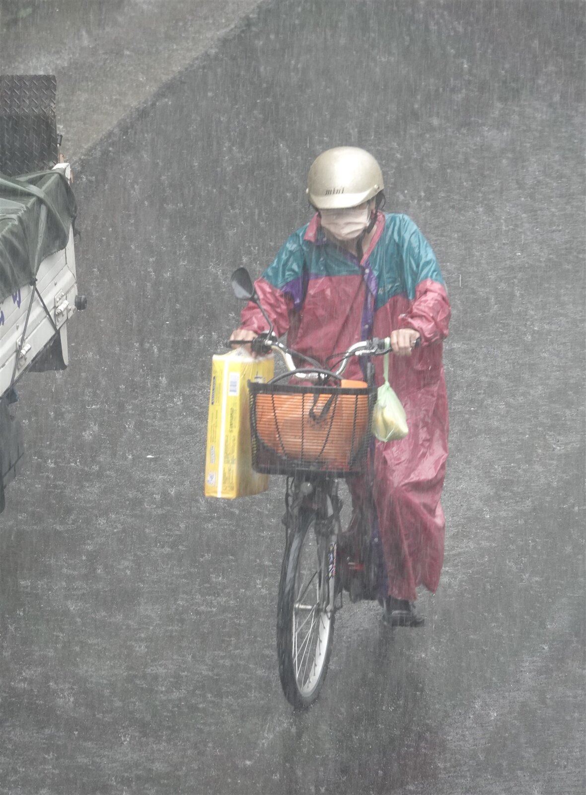 今天午後雨勢比較強，新竹以南、花東地區留意局部大雨及短延時強降雨現象。本報資料照片 