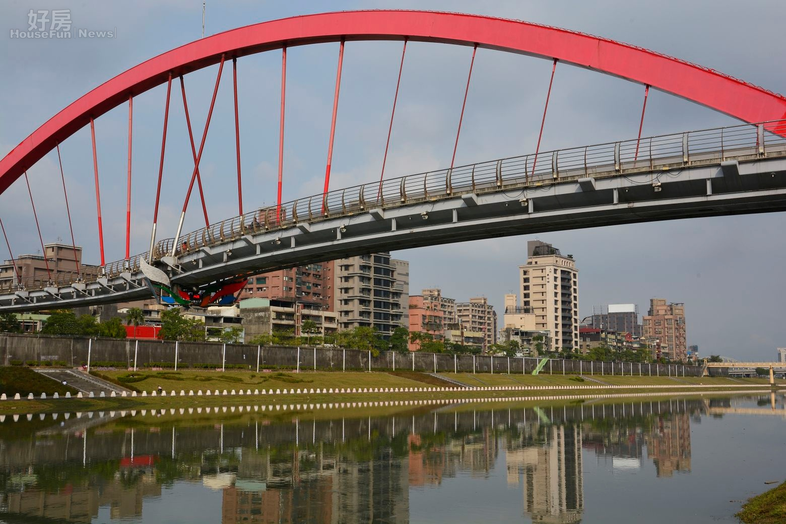 松山生活圈河堤的彩虹橋。(好房News記者 陳韋帆/攝影)
