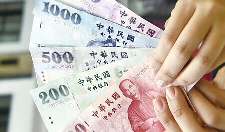 因為美降息預期升溫,後續若美債殖利率走低,加上出口商拋匯需求大,新台幣長線偏升不變,上半年勢必往29.5元關卡測試。圖∕本報資料照片