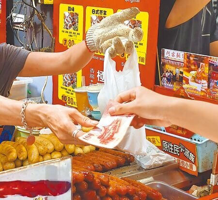《食品良好衛生規範準則》新規明定,食品從業人員調理食品時不能同時或接續碰觸金錢,朝野立委認為此舉恐擾民。(陳君瑋攝)