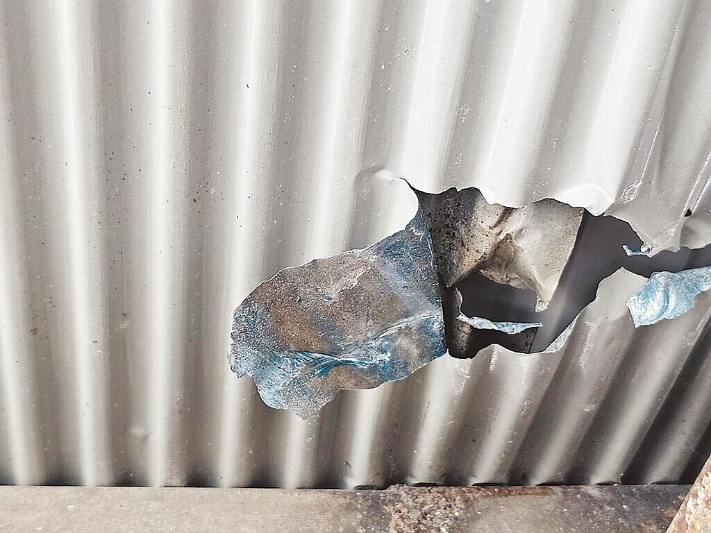 亞泥花蓮新城山礦區4日炸山,疑因火藥量控制不慎,碎石將民宅屋頂砸出大洞。圖/民眾提供