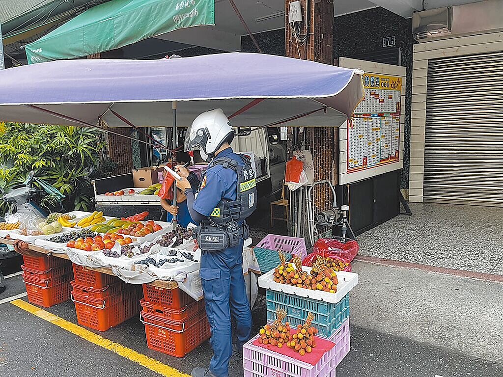 彰化警分局6日起將針對彰化市中民街及三民市場周邊道路違規占用道路空間的障礙物及廢棄物展開清除與拖吊。圖/警方提供