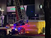 台中知名商場女子站頂樓外牆　警消拉回人...虛驚一場